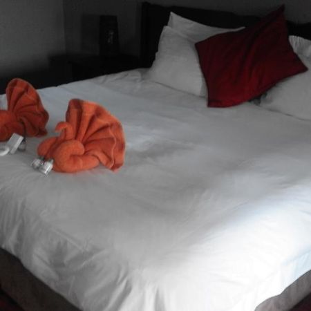 Flamboyant Guest Lodge ヨハネスブルグ エクステリア 写真