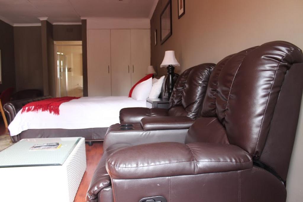 Flamboyant Guest Lodge ヨハネスブルグ エクステリア 写真